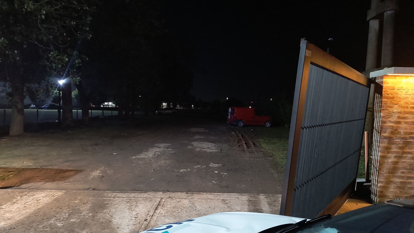 Así quedó el portón del Club Los Tilos de La Plata tras el desprendimiento