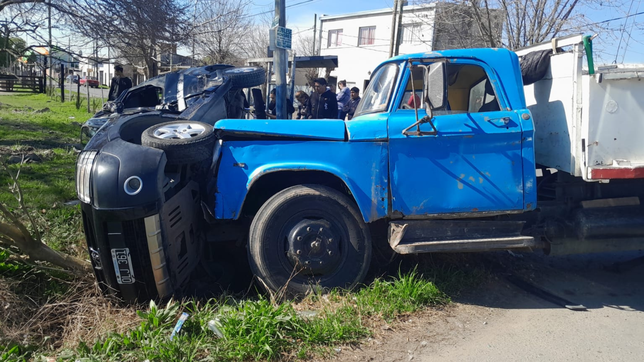 un camion impacto contra dos camionetas en villa elvira y una termino volcada