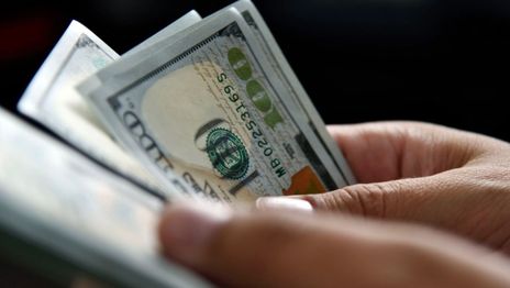 El dólar blue dio un salto de $22, batió un nuevo récord y rozó la barrera de los $600