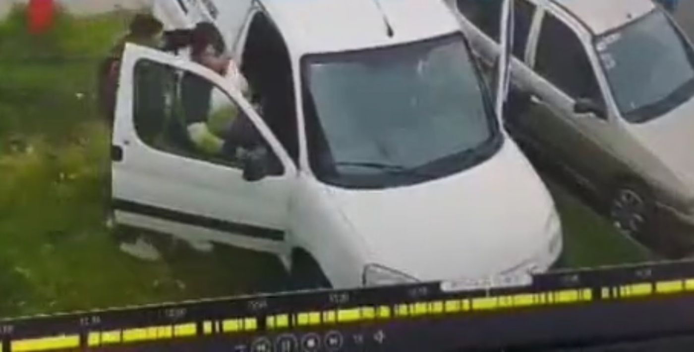 El momento en que la empleada de la carnicería de La Plata es interceptada por uno de los ladrones.