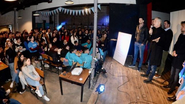 alak llevo su propuesta de empleo joven a un centro cultural de la plata