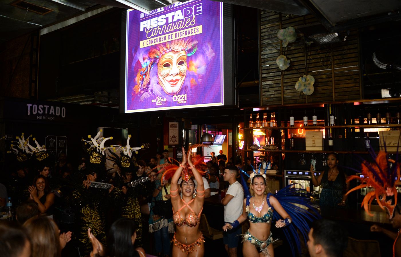 Las comparsas le pusieron baile y color a la noche en Baxar Mercado.