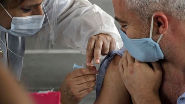 mas de 100 mil trabajadores de la salud ya recibieron la sputnik v en la provincia