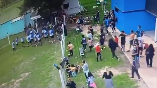 asi fue la impresionante batalla campal en ensenada en medio de un partido de la liga amistad