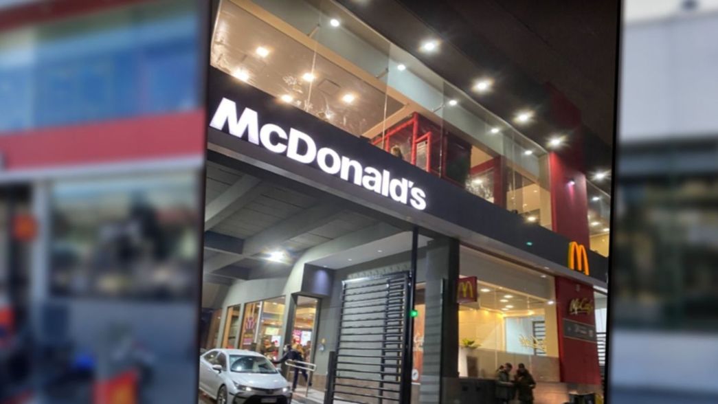 Tensión en un McDonalds de La Plata: un hombre terminó a las piñas con la Policía