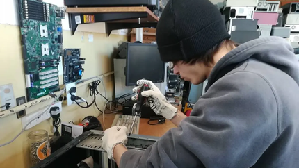 La UNLP lanzó un curso gratuito de reparación de PC con amplia salida laboral
