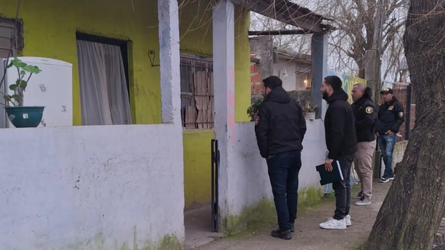 allanaron la casa de la mama del femicida y hallaron el arma con la que cometio el crimen