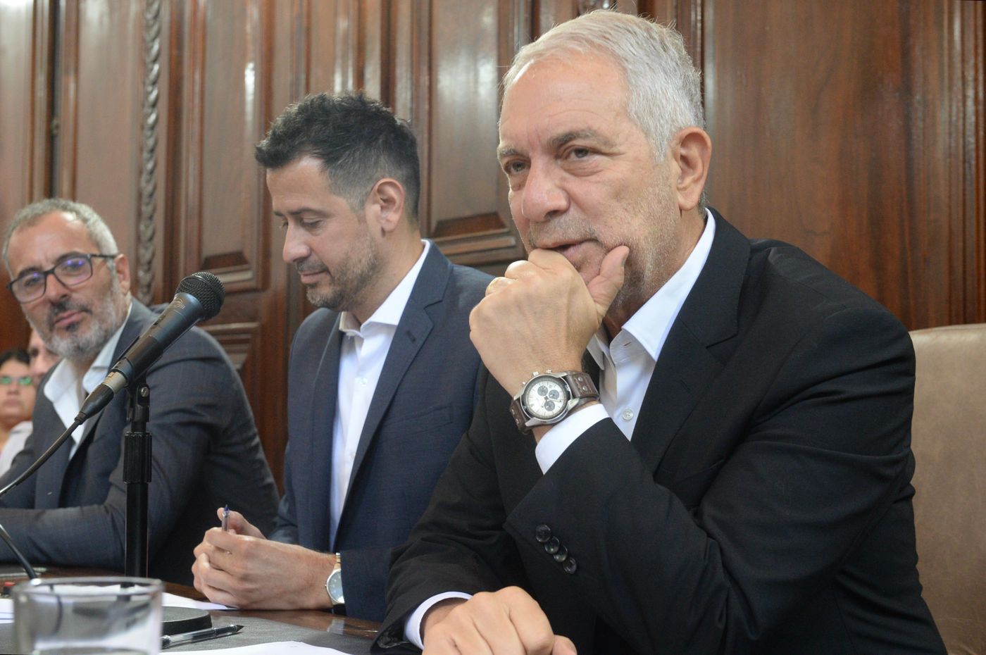 Alak aseguró que durante su gestión reclamará siempre "la legítima restitución de los ingresos de coparticipación que le han sido sustraídos a la provincia de Buenos Aires", por parte del gobierno de Javier Milei. Alak aseguró que durante su gestión reclamará siempre "la legítima restitución de los ingresos de coparticipación que le han sido sustraídos a la provincia de Buenos Aires", por parte del gobierno de Javier Milei.