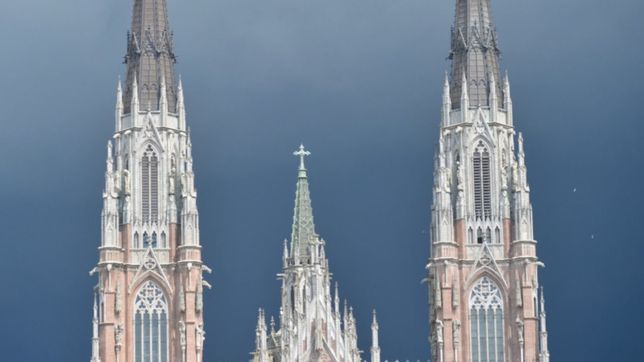 de golpe se hizo de noche, diluvio y asi va a seguir el clima en la plata