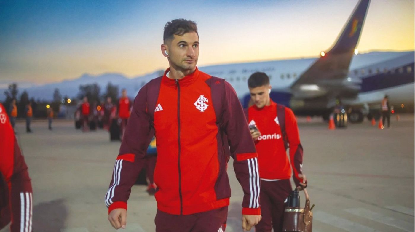 Lucas Alario avión.jpg