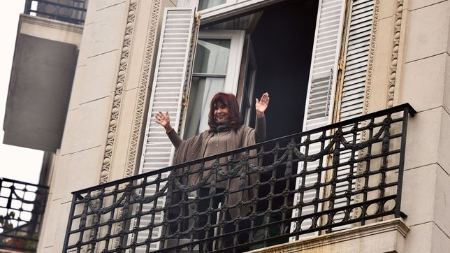 cristina kirchner denuncio un operativo ilegal en la zona del edificio donde cumple prision