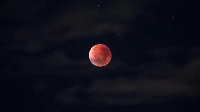 la luna se tenira de rojo y el planetario de la plata prepara una noche especial para ver el eclipse