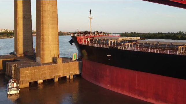 un barco de 200 metros se incrusto en un puente de zarate