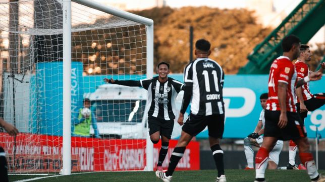 festejo la derrota de estudiantes pero tiene que volver al club