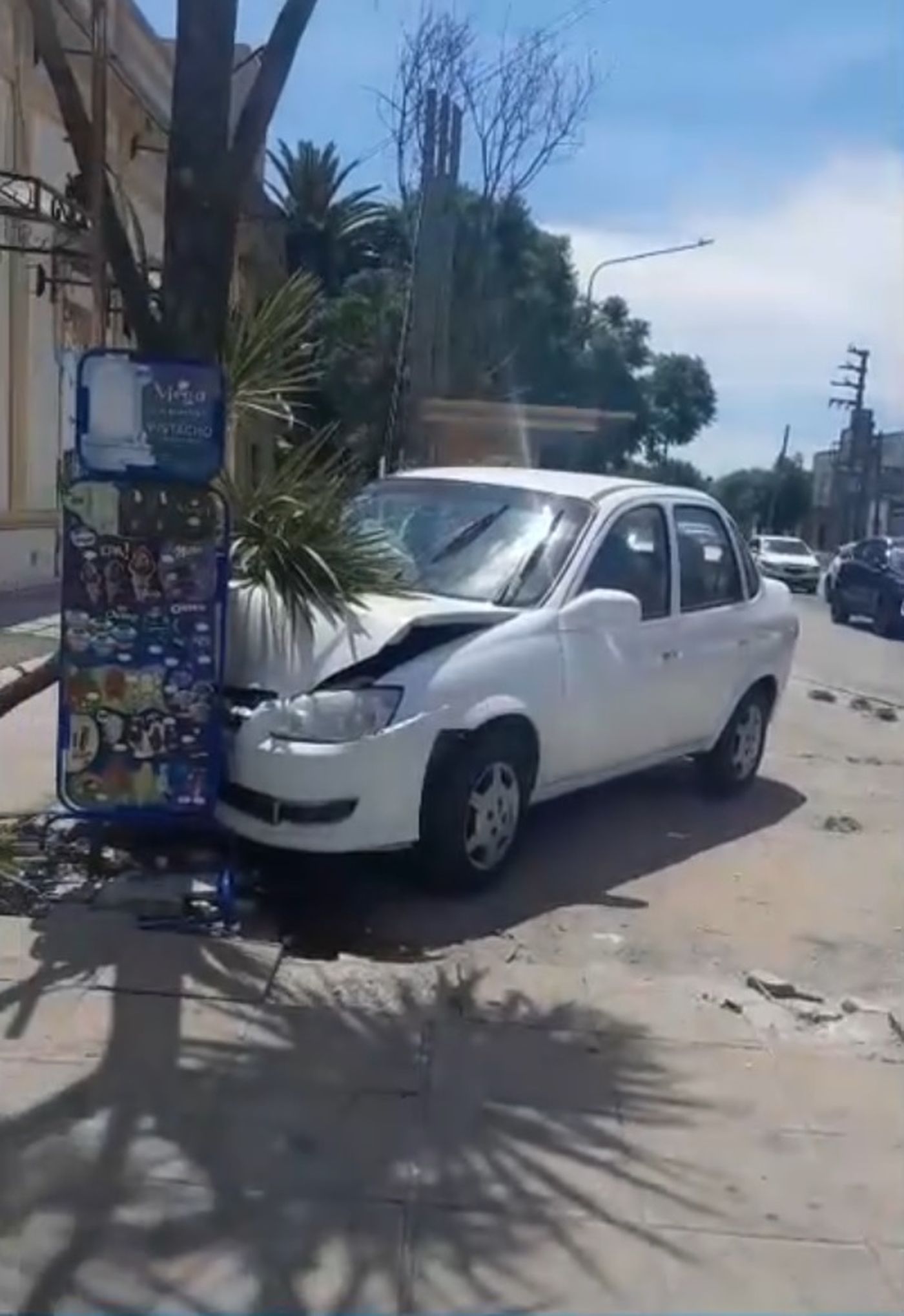Así quedó el auto que chocó en el cruce de dos avenidas de La Plata