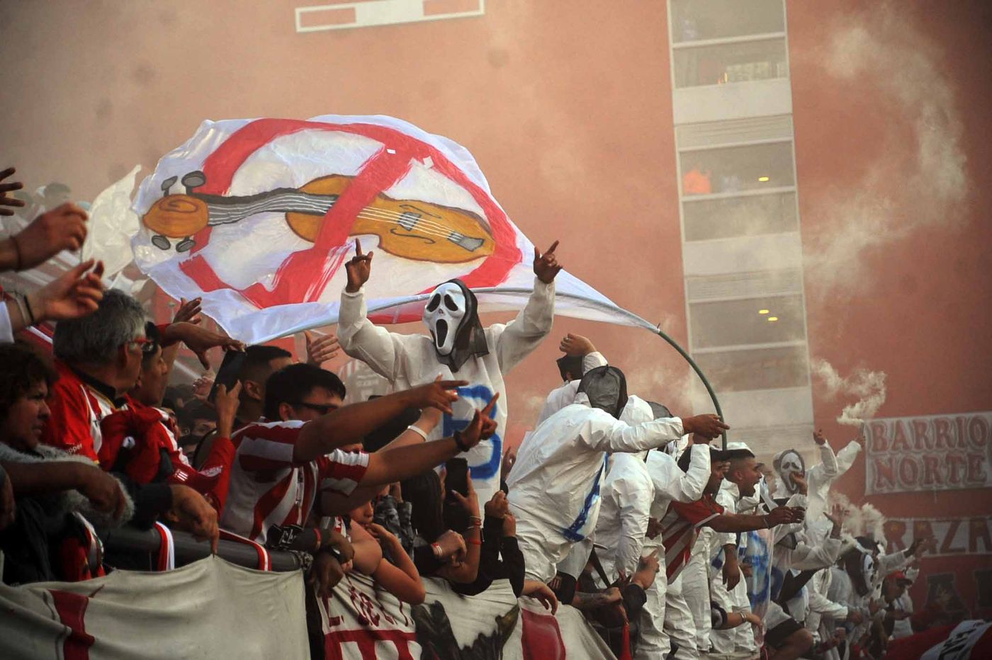 Hinchada Estudiantes (6).JPG