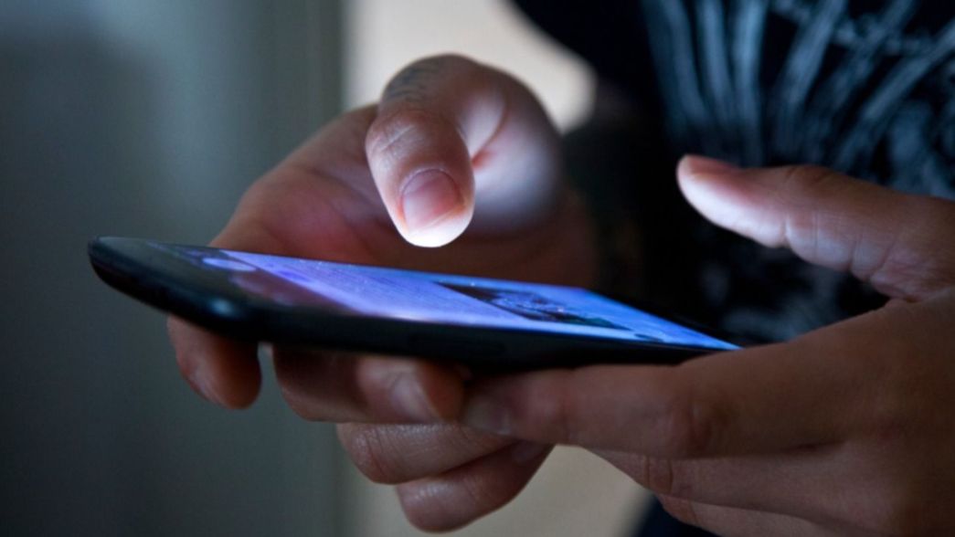 Un ladrón robó un celular, descubrió que tenía pornografía infantil y denunció al dueño