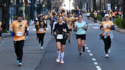 Así se vivió la cuarta Media Maratón La Plata que llenó las calles de la ciudad con cientos de corredores