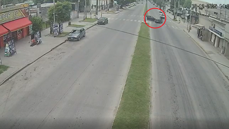 Dos autos chocaron en La Plata y uno terminó impactando contra un semáforo Dos autos chocaron en La Plata y uno terminó impactando contra un semáforo