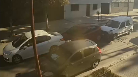 El momento en que tres autos chocan en La Loma cuando un conductor desacelera por un bache El momento en que tres autos chocan en La Loma cuando un conductor desacelera por un bache