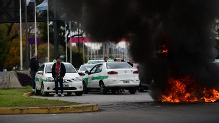 Se agrava la falta de GNC y los taxistas cortan la bajada de la Autopista La Plata-Buenos Aires