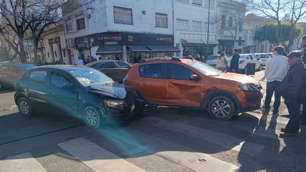 Un impresionante choque en calle 12 dejó al menos una mujer herida