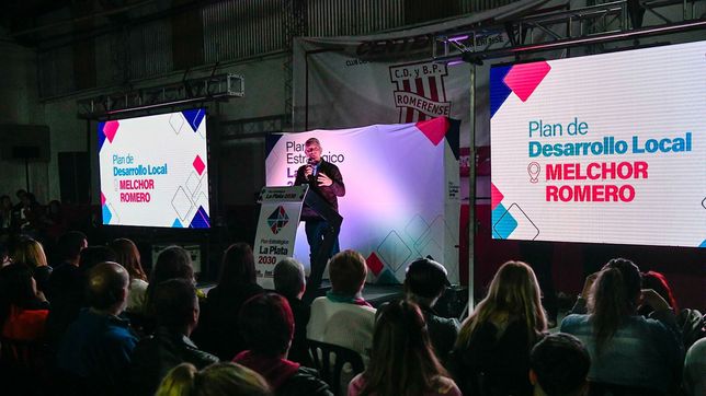 alak desembarco en melchor romero con una bateria de anuncios de obras