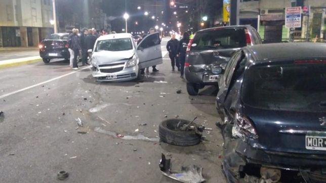 impresionante cuadruple choque en barrio norte: una mujer solo sufrio heridas leves
