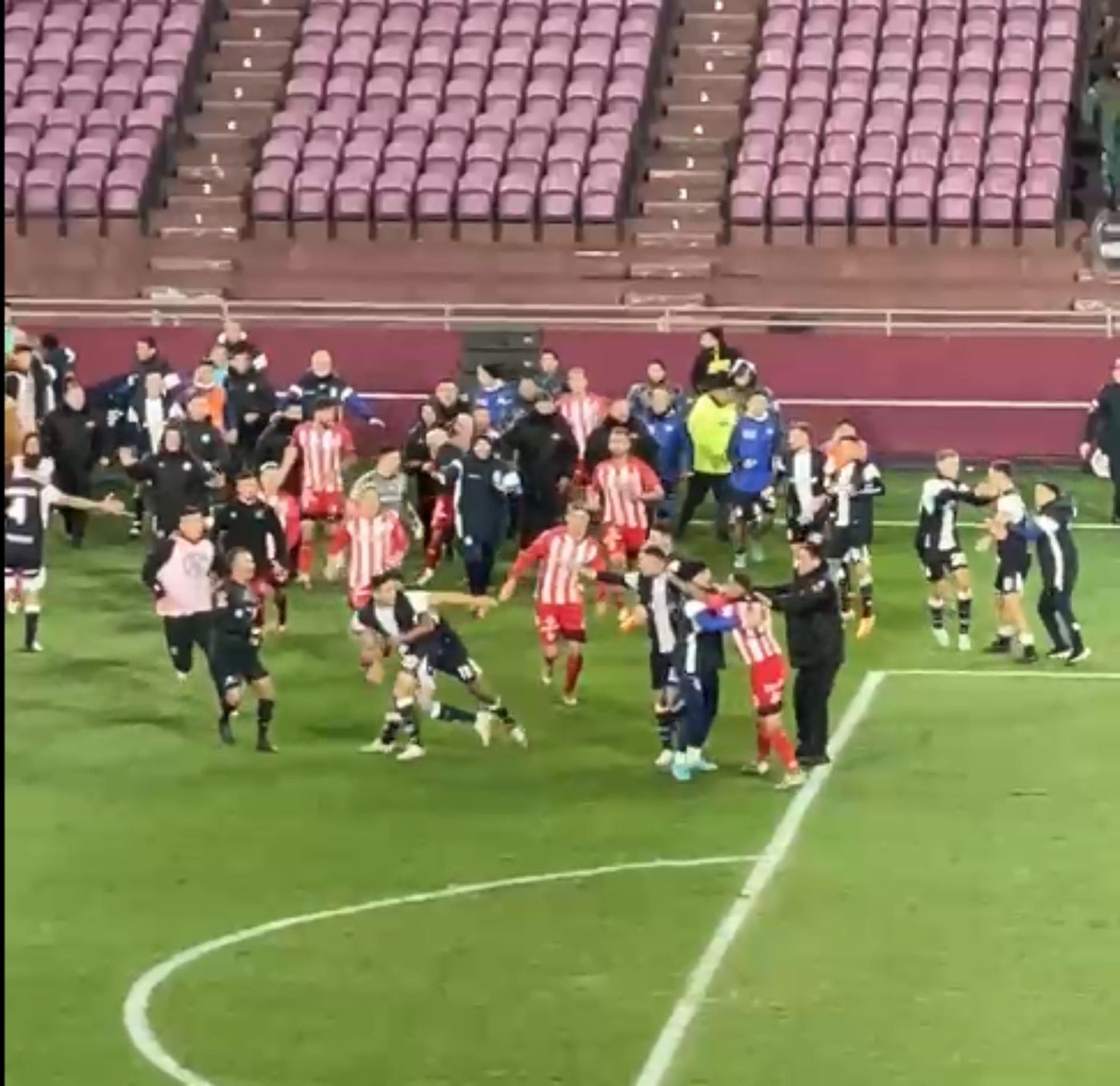 Pelea Gimnasia Barracas Central.jpg