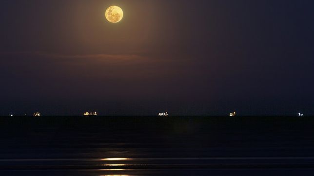 ofrecen nuevos recorridos nocturnos en barco por el rio santiago para disfrutar de la luna