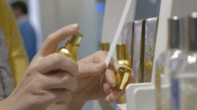 detienen a una joven en la plata por robar perfumes importados en dos locales