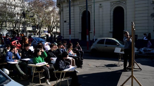 los docentes de la unlp dieron clases publicas para reclamar por el presupuesto