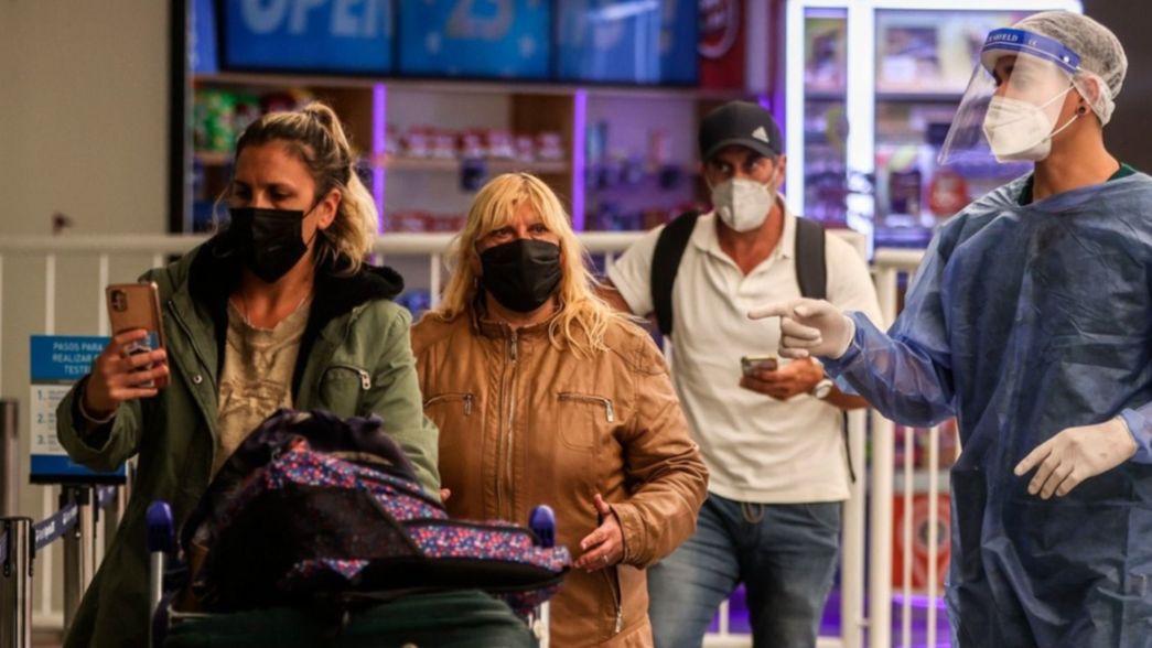 Un 8% de los bonaerenses que regresaron del exterior no cumplió el aislamiento