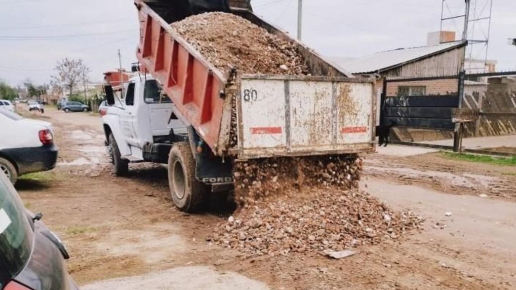Cansados de esperar a la Municipalidad, vecinos de Berisso salieron a arreglar las calles