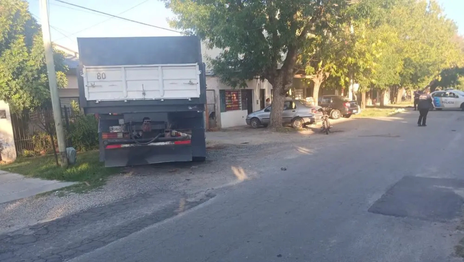 Un motociclista de 20 años lucha por su vida tras chocar contra un camión estacionado Un motociclista de 20 años lucha por su vida tras chocar contra un camión estacionado