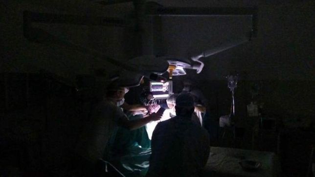 se corto la luz y tuvieron que cerrarle el pecho a un paciente iluminados con celulares
