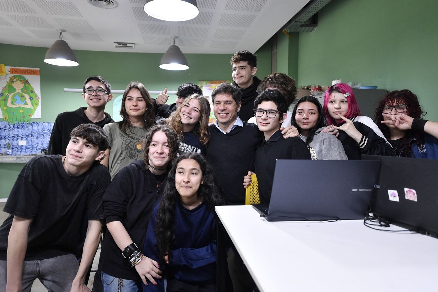 Kicillof junto a jóvenes, uno de los sectores que puso en el centro del debate sobre producción, trabajo y futuro