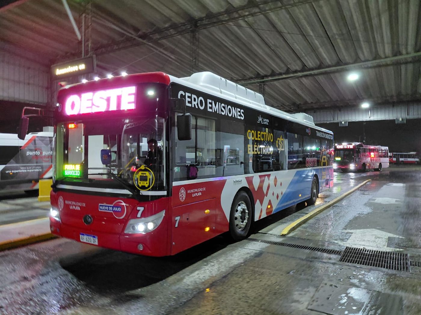 Ya circula por las calles de La Plata el primer micro eléctrico de la provincia de Buenos Aires - Image 2