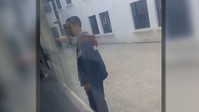 video: golpean en una carcel de la plata al acusado de tirar a su novia por el balcon