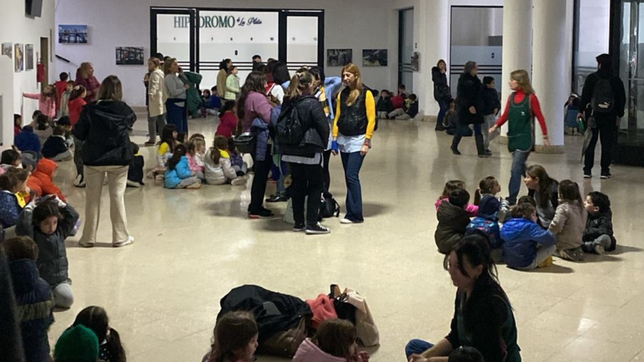 a raiz del incendio, alumnos de una escuela de la plata fueron evacuados en el hipodromo