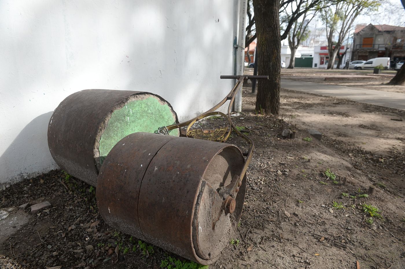 Los rodillos con los que se apisonan las canchas de bochas, una actividad que amenaza con apagarse en La Plata