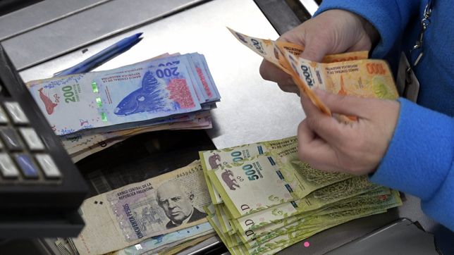 el salario real retrocedio en abril y quedo por debajo del nivel de noviembre
