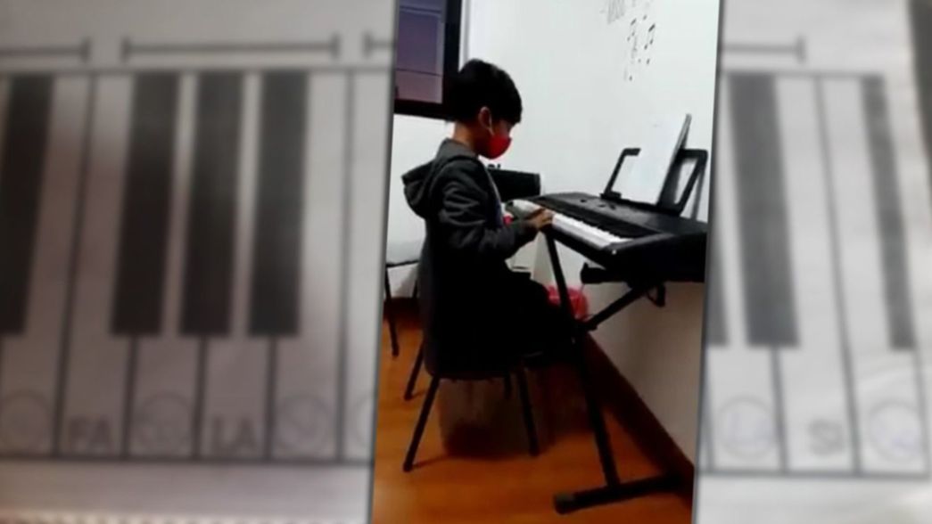 Un nene de La Plata practica piano con un papel y buscan hacerle un regalo especial