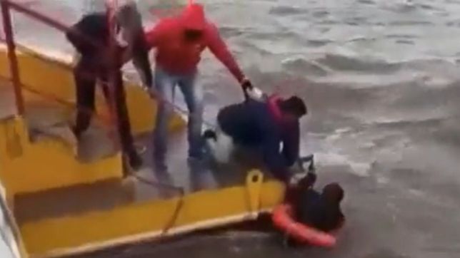 video: asi rescataron a los naufragos con 37 kilos de droga en el rio de la plata