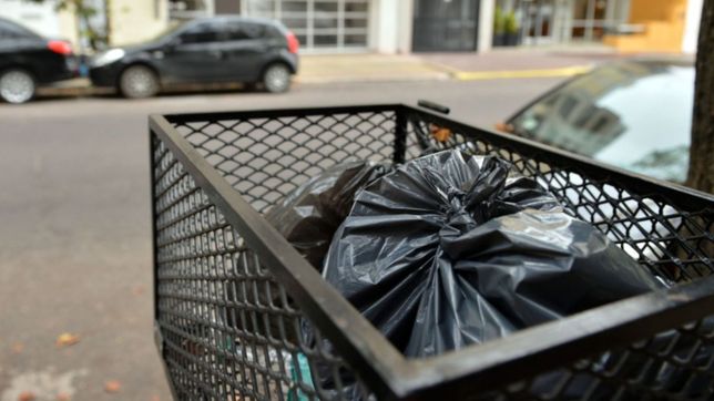 se acumula basura en las calles de berisso por la falta de horas extras para los recolectores