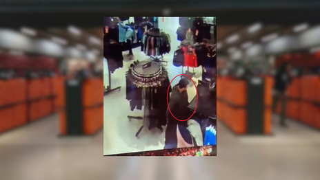 Intentaron robar ropa de un outlet de Camino Centenario y las alarmas los delataron Intentaron robar ropa de un outlet de Camino Centenario y las alarmas los delataron