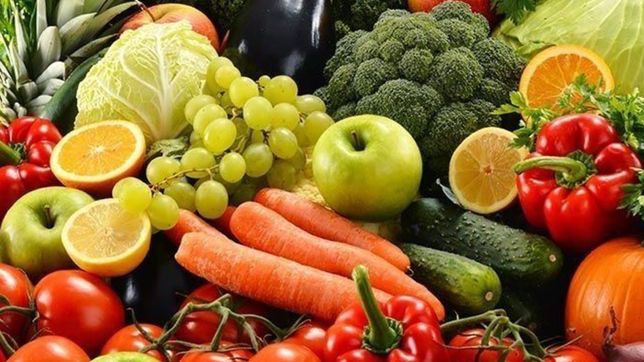 una abuela fue a hacer los mandados a la verduleria, salio y una pareja le robo la fruta