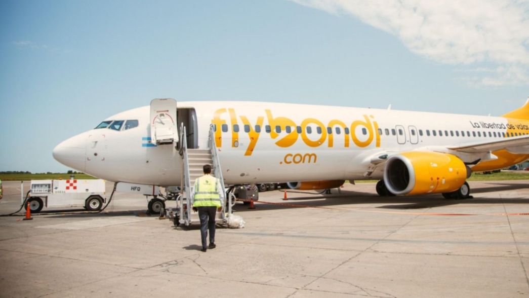 Entre multas y cancelaciones, Flybondi abrió un programa de retiros voluntarios para sus trabajadores