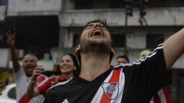video: un hincha de river se confundio, salio a festejar con la camiseta pincha y es viral