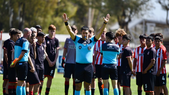 susto en estudiantes por un juvenil que tuvo que ser atendido tras un fuerte choque durante un partido